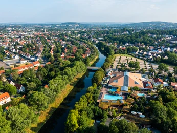 Herford-H2O-Teutoburger-Wald-Tourismus-H-Tornow-009.JPG Luftaufnahme von Bad Oeynhausen, zeigt die Stadt mit Fluss Werre, Bäumen und Freizeitpark-Areal.