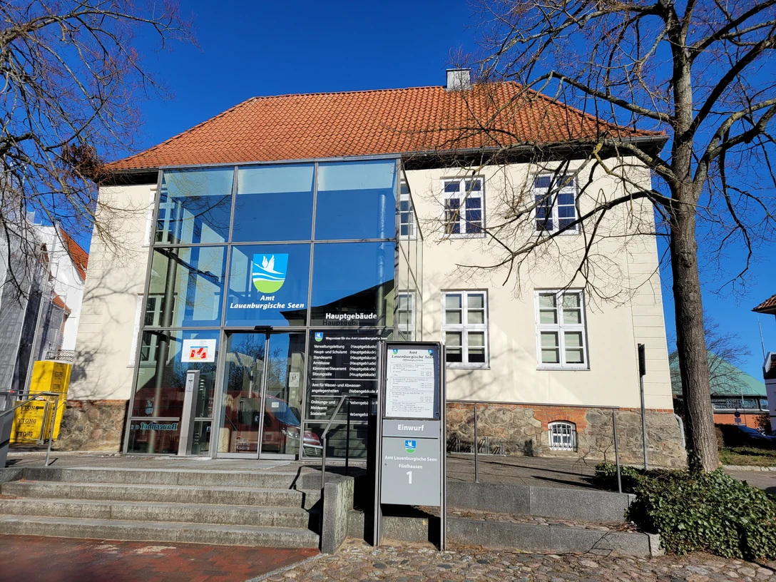 Amt Lauenburgische Seen_Silvana Dust_20230228.jpg Das Amt Lauenburgische Seen von außen. Helles Gebäude mit rotem Dach und gläsernem Vorbau.