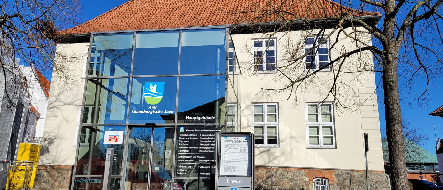 Amt Lauenburgische Seen_Silvana Dust_20230228.jpg Das Amt Lauenburgische Seen von außen. Helles Gebäude mit rotem Dach und gläsernem Vorbau.