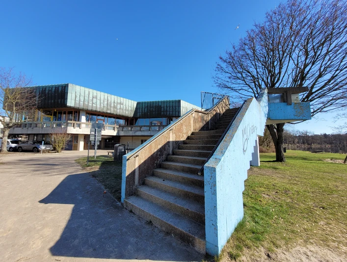 Hallenbad4_Silvana Dust_20230228.jpg Hellblau gestrichener Treppenaufgang zum Hallenbad Aqua Siwa