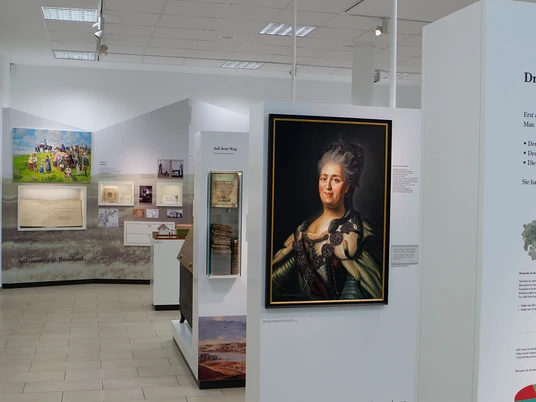 Museum für russlanddeutsche Kulturgeschichte Ausstellung mit historischen Exponaten und Gemälden im Museum für russlanddeutsche Kulturgeschichte.