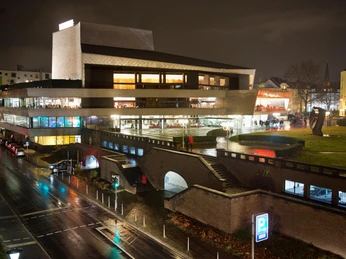 Oper am Abend von Außen
