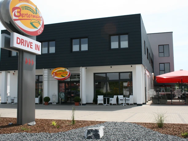 Dützen Ansicht.JPG Das Bild zeigt die Außenansicht der Bäckerei.