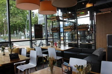Ringstraße Innenansicht.JPG Das Bild zeigt einen kleinen Teil des Sitzbereiches der Bäckerei Bertermann an der Ringstraße. .