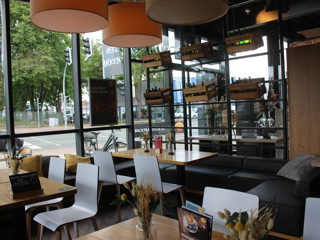 Ringstraße Innenansicht.JPG Das Bild zeigt einen kleinen Teil des Sitzbereiches der Bäckerei Bertermann an der Ringstraße. .