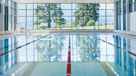 oberhofen-fitnesspark-hallenbad-pool-schwimmbahnen-aussicht.jpg