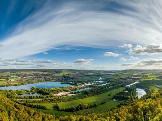 Hoexter-Rabenklippen-Teutoburger-Wald-Tourismus-D-Ketz-107-CC-BY-SA.jpg Panoramablick über die grüne Landschaft von Höxter mit Seen und sanften Hügeln im Sonnenschein.