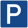 Parkplatz Blaues Verkehrsschild mit weißem Buchstaben "P", das auf einen Parkplatz hinweist.