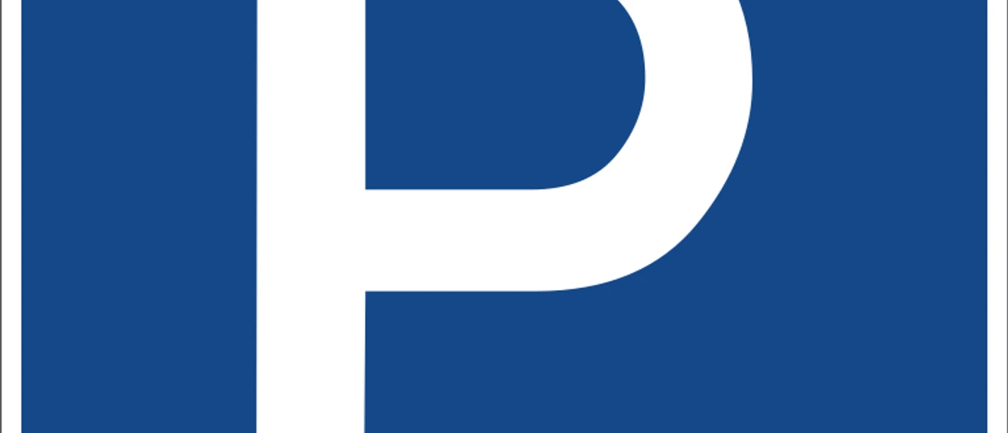 Parkplatz Blaues Verkehrsschild mit weißem Buchstaben "P", das auf einen Parkplatz hinweist.
