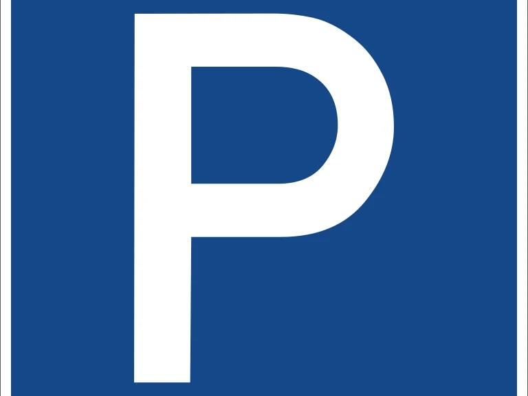Parkplatz Blaues Verkehrsschild mit weißem Buchstaben "P", das auf einen Parkplatz hinweist.