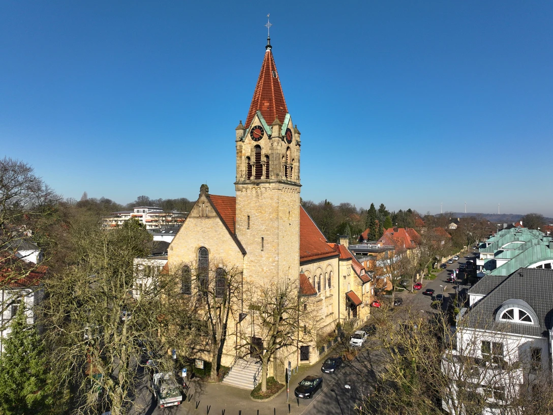 Bergkirche Osnabrück Die Bergkirche Osnabrück steht majestätisch mit ihrem roten Dach und Turm im Stadtteil Wüste.