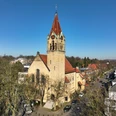 Bergkirche Osnabrück Die Bergkirche Osnabrück steht majestätisch mit ihrem roten Dach und Turm im Stadtteil Wüste.