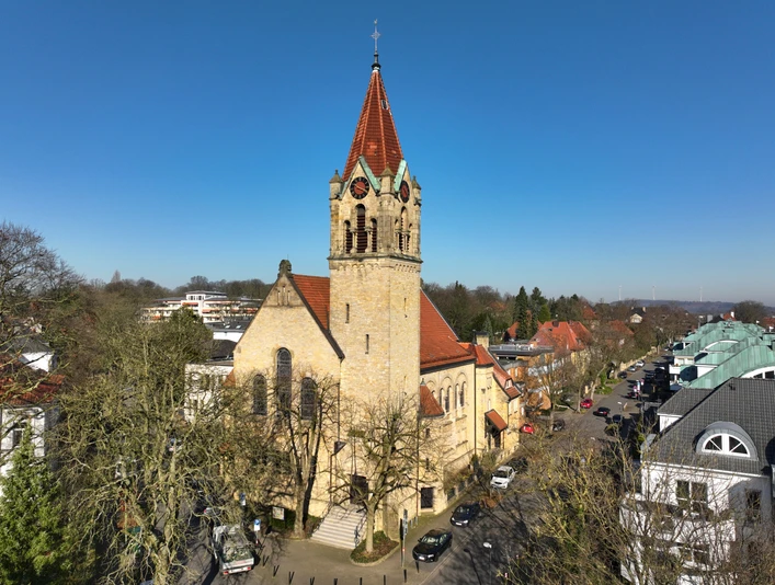 Bergkirche Osnabrück Die Bergkirche Osnabrück steht majestätisch mit ihrem roten Dach und Turm im Stadtteil Wüste.
