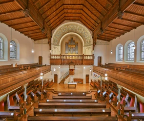 Osnabrück Bergkirche Innenansicht einer historischen Kirche mit hölzerner Empore, prachtvoller Orgel und alten Kirchenbänken.