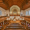 Osnabrück Bergkirche Innenansicht einer historischen Kirche mit hölzerner Empore, prachtvoller Orgel und alten Kirchenbänken.Interior view of a historic church with wooden gallery, magnificent organ and old pews.Binnenzicht van een historische kerk met houten galerij, prachtig orgel en oude kerkbanken.