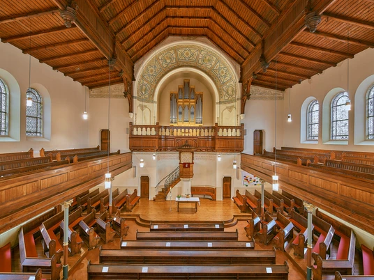Osnabrück Bergkirche Innenansicht einer historischen Kirche mit hölzerner Empore, prachtvoller Orgel und alten Kirchenbänken.Interior view of a historic church with wooden gallery, magnificent organ and old pews.Binnenzicht van een historische kerk met houten galerij, prachtig orgel en oude kerkbanken.