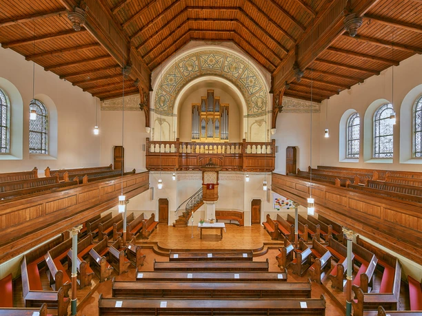 Osnabrück Bergkirche Innenansicht einer historischen Kirche mit hölzerner Empore, prachtvoller Orgel und alten Kirchenbänken.