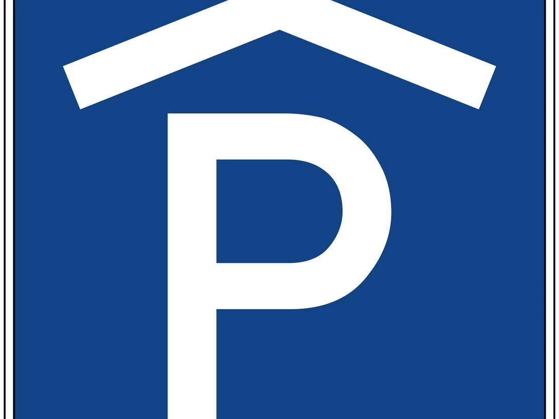 Parkhaus Blaues Verkehrsschild mit weißem "P" für Parkhaus, international anerkannt für Parkmöglichkeiten.