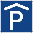 Parkhaus Blaues Verkehrsschild mit weißem "P" für Parkhaus, international anerkannt für Parkmöglichkeiten.