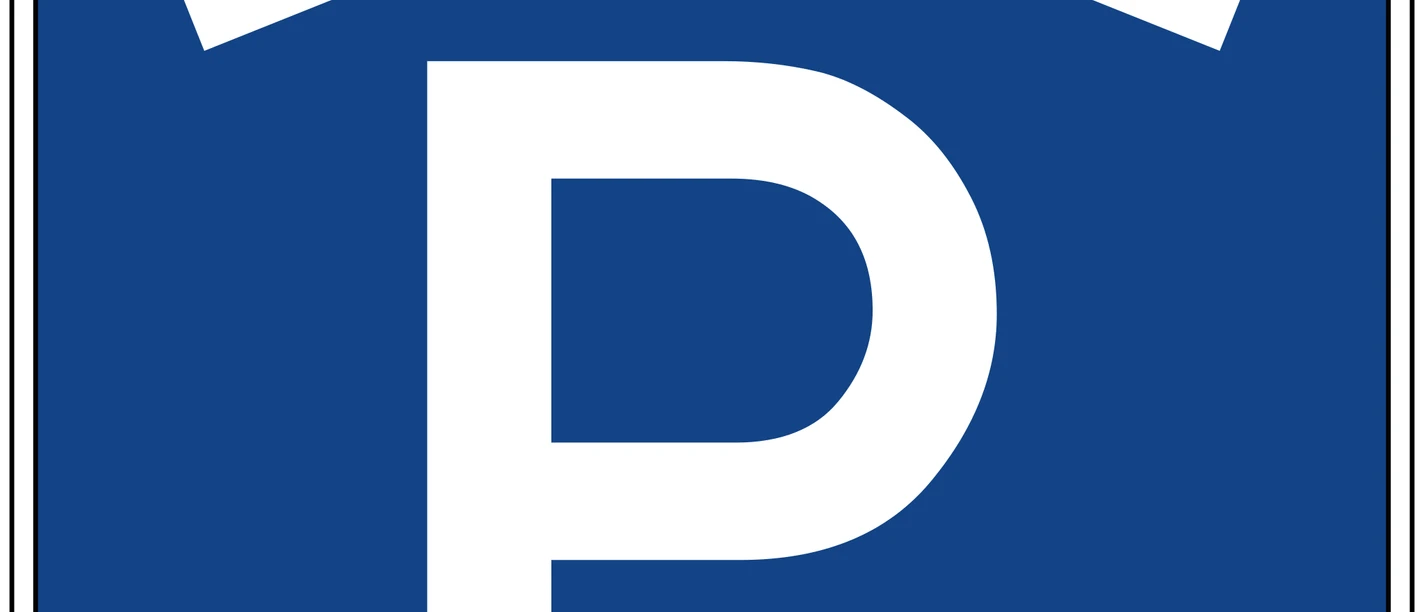 Parkhaus Blaues Verkehrsschild mit weißem "P" für Parkhaus, international anerkannt für Parkmöglichkeiten.