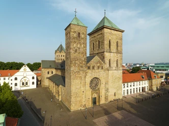 Der Dom zu Osnabrück De machtige zandstenen kathedraal van St. Peter in Osnabrück maakt indruk met zijn romaanse torens en gotische flair.