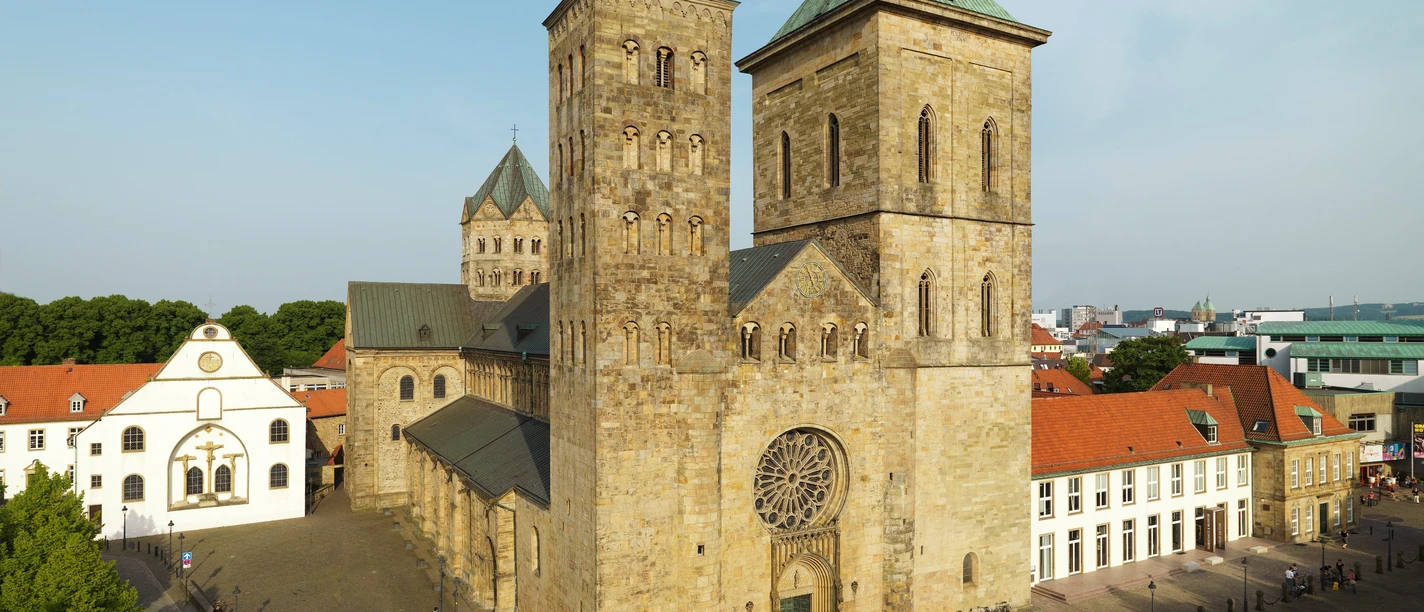 Der Dom zu Osnabrück Der gewaltige Sandstein-Dom St. Petrus in Osnabrück beeindruckt mit romanischen Türmen und gotischem Flair.