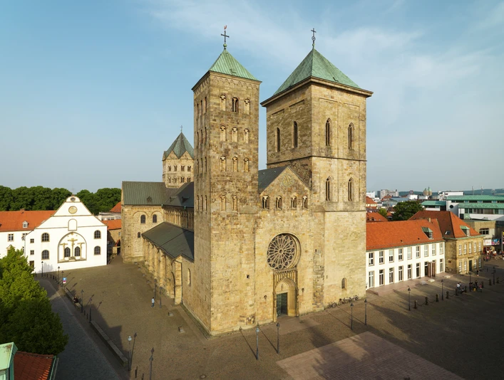 Der Dom zu Osnabrück Der gewaltige Sandstein-Dom St. Petrus in Osnabrück beeindruckt mit romanischen Türmen und gotischem Flair.