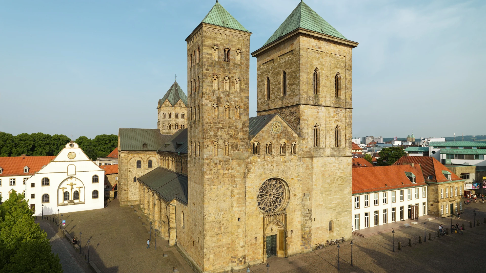 The mighty sandstone cathedral of St. Peter in Osnabrück impresses with its Romanesque towers and Gothic flair.
