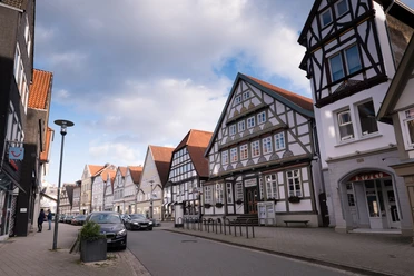 Krumme Straße Detmold mit Frontansicht der Volkshochschule Detmold-Lemgo Die Frontansicht der Volkshochschule Detmold-Lemgo in einer belebten Fachwerkstraße.