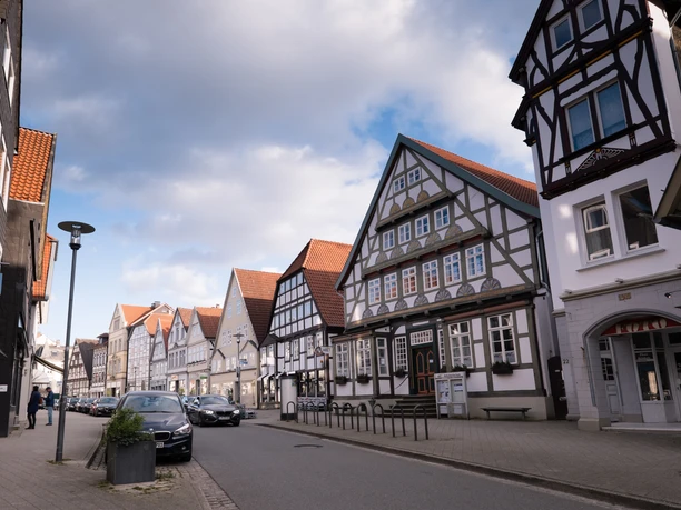 Krumme Straße Detmold mit Frontansicht der Volkshochschule Detmold-Lemgo Die Frontansicht der Volkshochschule Detmold-Lemgo in einer belebten Fachwerkstraße.