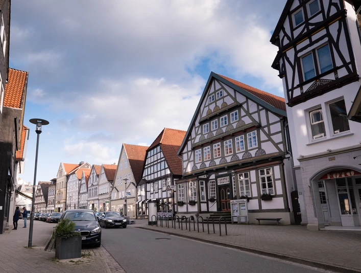 Krumme Straße Detmold mit Frontansicht der Volkshochschule Detmold-Lemgo Die Frontansicht der Volkshochschule Detmold-Lemgo in einer belebten Fachwerkstraße.