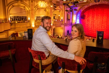 Bad Oeynhausen-GOP-Teutoburger-Wald-Tourismus-D-Ketz-093.jpg Ein Paar lächelt in die Kamera während es im Theatersaal des GOP Bad Oeynhausen sitzt