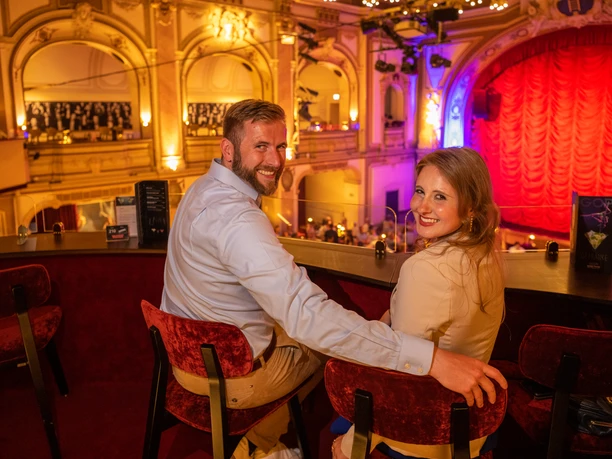 Bad Oeynhausen-GOP-Teutoburger-Wald-Tourismus-D-Ketz-093.jpg Ein Paar lächelt in die Kamera während es im Theatersaal des GOP Bad Oeynhausen sitzt