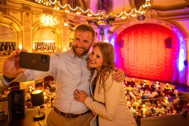 Bad Oeynhausen-GOP-Teutoburger-Wald-Tourismus-D-Ketz-094.jpg Ein Paar macht ein Selfie im Theatersaal des GOP Bad Oeynhausen