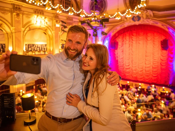 Bad Oeynhausen-GOP-Teutoburger-Wald-Tourismus-D-Ketz-094.jpg Ein Paar macht ein Selfie im Theatersaal des GOP Bad Oeynhausen