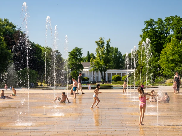 Bad Oeynhausen-Kurpark-Teutoburger-Wald-Tourismus-D-Ketz-078.jpg <p>Ein Wasserpark mit Kindern, die zwischen sprudelnden Fontänen auf einem sonnigen Platz spielen.</p>