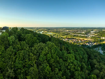 Porta Westfalica-Kaiser-Wilhelm-Denkmal-Teutoburger-Wald-Tourismus-D-Ketz-001.jpg Das Bild zeigt das Kaiser-Wilhelm-Denkmal auf einem bewaldeten HĂĽgel mit Blick ĂĽber das Wesertal.