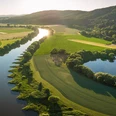 Porta Westfalica-Weserbogen-Teutoburger-Wald-Tourismus-D-Ketz-048.jpg Luftaufnahme eines malerischen Flusslaufs inmitten grüner Felder und bewaldeter Hügel bei Sonnenuntergang.