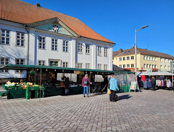 Wochenmarkt_Silvana Dust_28.02.2023.jpg Wochenmarkt in Ratzeburg mit mehreren Verkaufsständen auf dem Platz