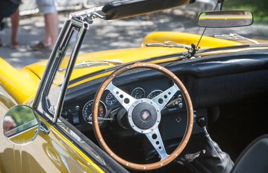 bayerisches-oldtimer-festival-bad-aibling-adac-bavaria-historic-kurpark-automobil-lenkrad.jpg Lenkrad eines geleben Oldtimers