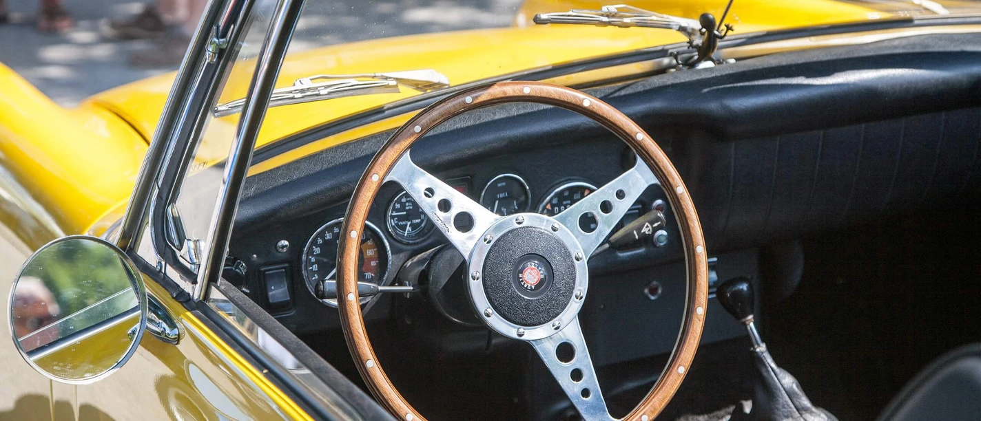 bayerisches-oldtimer-festival-bad-aibling-adac-bavaria-historic-kurpark-automobil-lenkrad.jpg Lenkrad eines geleben Oldtimers