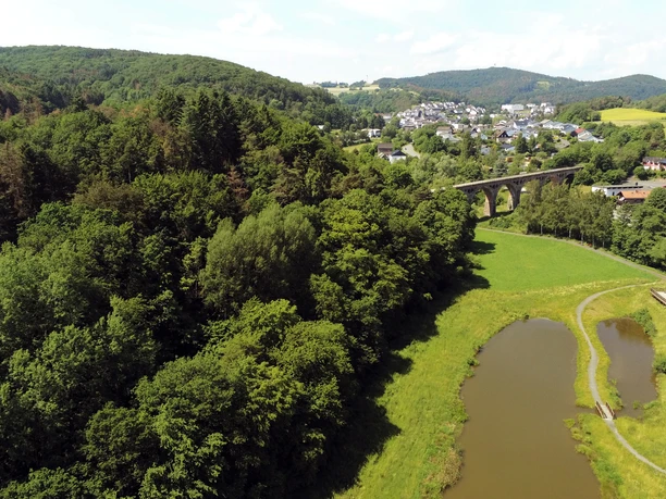 102HR - Bad Endbach - Viadukt von oben.JPG