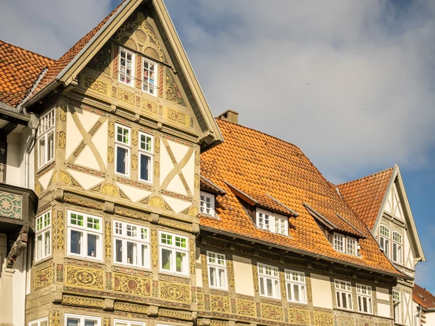 Bad Salzuflen-Altstadt-Teutoburger-Wald-Tourismus-D-Ketz-003-CC-BY-SA.jpg Bild von traditionellem Fachwerkhaus mit bunter Verzierungen und mehreren Fenstern unter blauem Himmel.