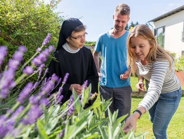 Beverungen-Abtei-Herstelle-Teutoburger-Wald-Tourismus-A-Röser-032.jpg Ein Mönch und zwei Erwachsene betrachten Lavendelpflanzen in einem sonnigen Garten.Een monnik en twee volwassenen bekijken lavendelplanten in een zonnige tuin.A monk and two adults look at lavender plants in a sunny garden.
