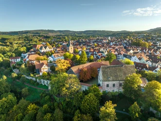 Blomberg-Burg und Stadtmauer Blomberg-Teutoburger-Wald-Tourismus-D-Ketz-051-CC-BY-SA.jpg Malerische Altstadt mit Fachwerkhäusern und Kirchturm, eingebettet in eine grüne Landschaft.