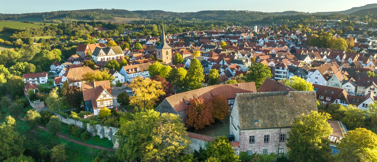 Blomberg-Burg und Stadtmauer Blomberg-Teutoburger-Wald-Tourismus-D-Ketz-051-CC-BY-SA.jpg Malerische Altstadt mit Fachwerkhäusern und Kirchturm, eingebettet in eine grüne Landschaft.