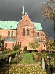 Dom_Friedhof_Roemer_032023.jpg Blick vom Friedhof auf den Dom mit rotem Backstein und hellgrünem Dach