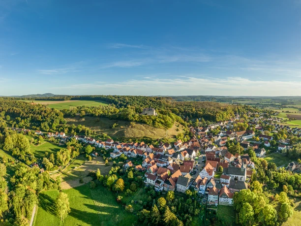 Schieder-Schwalenberg-Grafenblick-Teutoburger-Wald-Tourismus-D-Ketz-121.jpg Panoramablick über Bad Urach, umgeben von grünen Feldern und Wäldern unter klarem blauem Himmel.