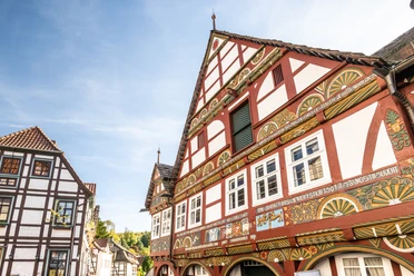 Schieder-Schwalenberg-Altes Rathaus-Teutoburger-Wald-Tourismus-D-Ketz-101-CC-BY-SA.jpg Historische Fachwerkhäuser mit reich verzierten Fassaden und klarer blauer Himmel im Hintergrund.