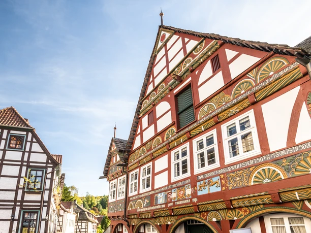 Schieder-Schwalenberg-Altes Rathaus-Teutoburger-Wald-Tourismus-D-Ketz-101-CC-BY-SA.jpg Historische Fachwerkhäuser mit reich verzierten Fassaden und klarer blauer Himmel im Hintergrund.